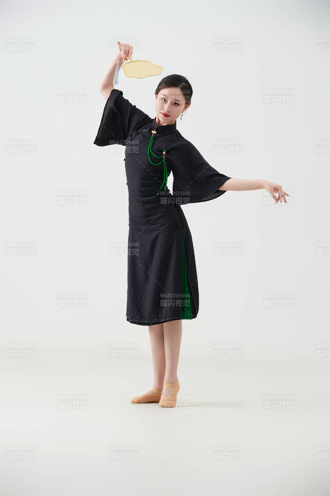 穿着中式旗袍翩翩舞蹈的亚洲少女舞者图片