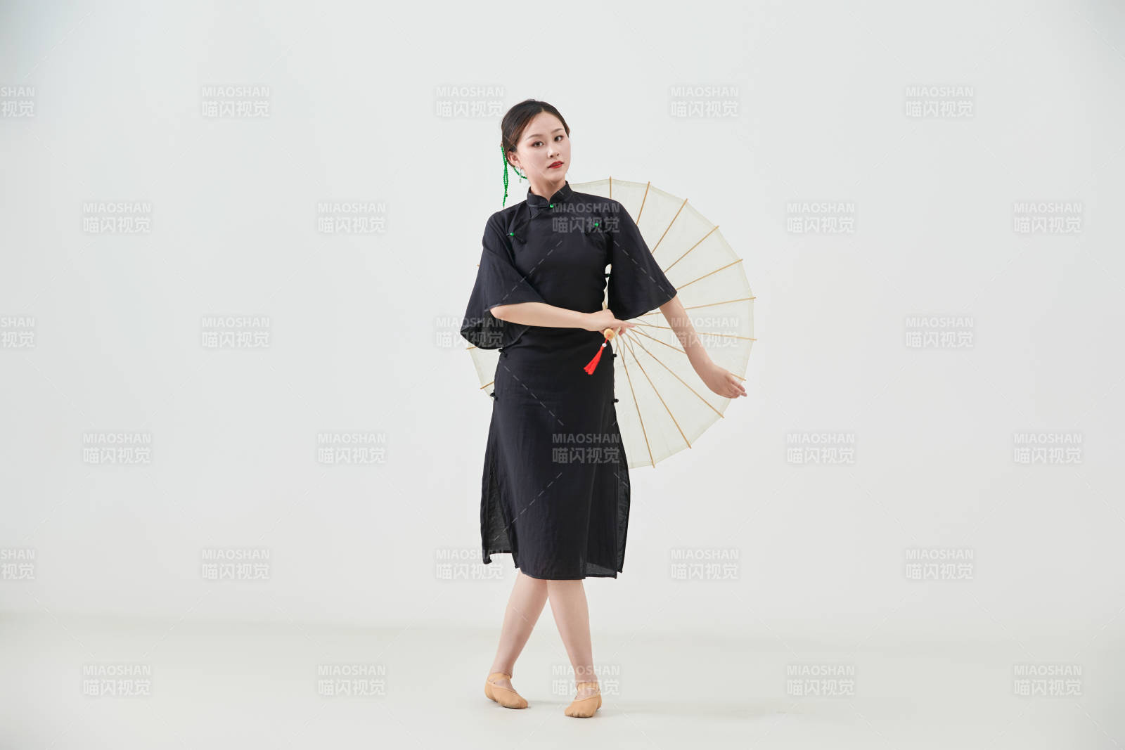 穿中式旗袍手拿油纸伞翩翩舞蹈的亚洲少女舞者