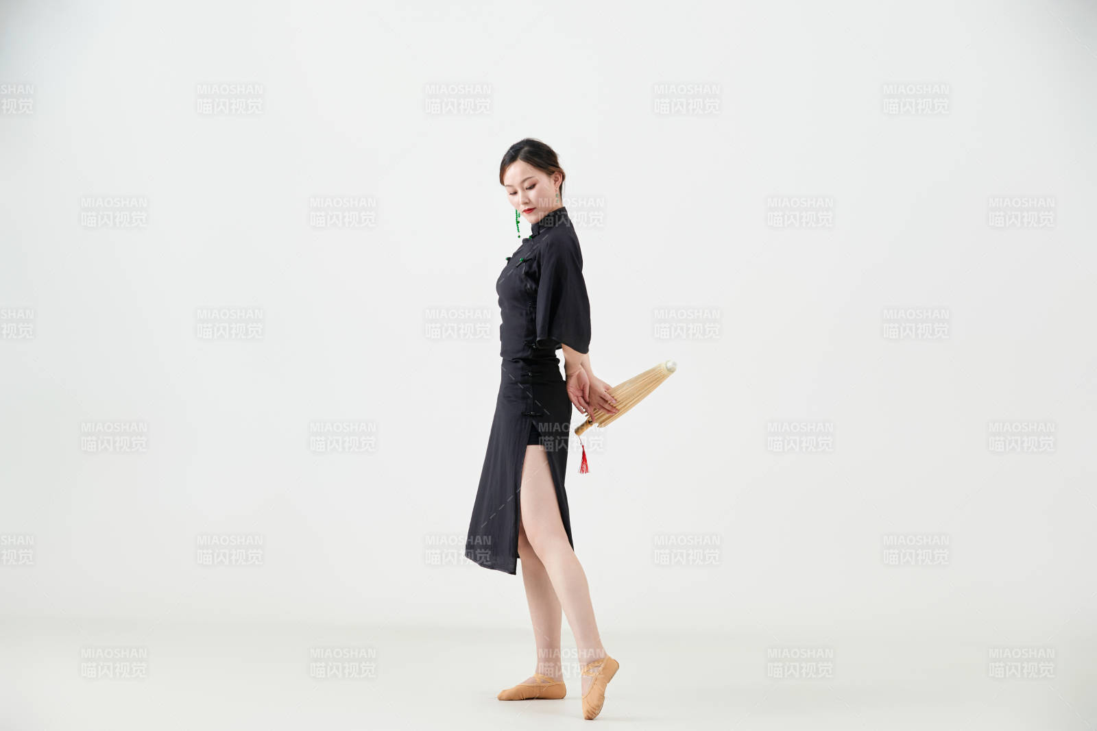 穿中式旗袍手拿油紙傘翩翩舞蹈的亞洲少女舞者