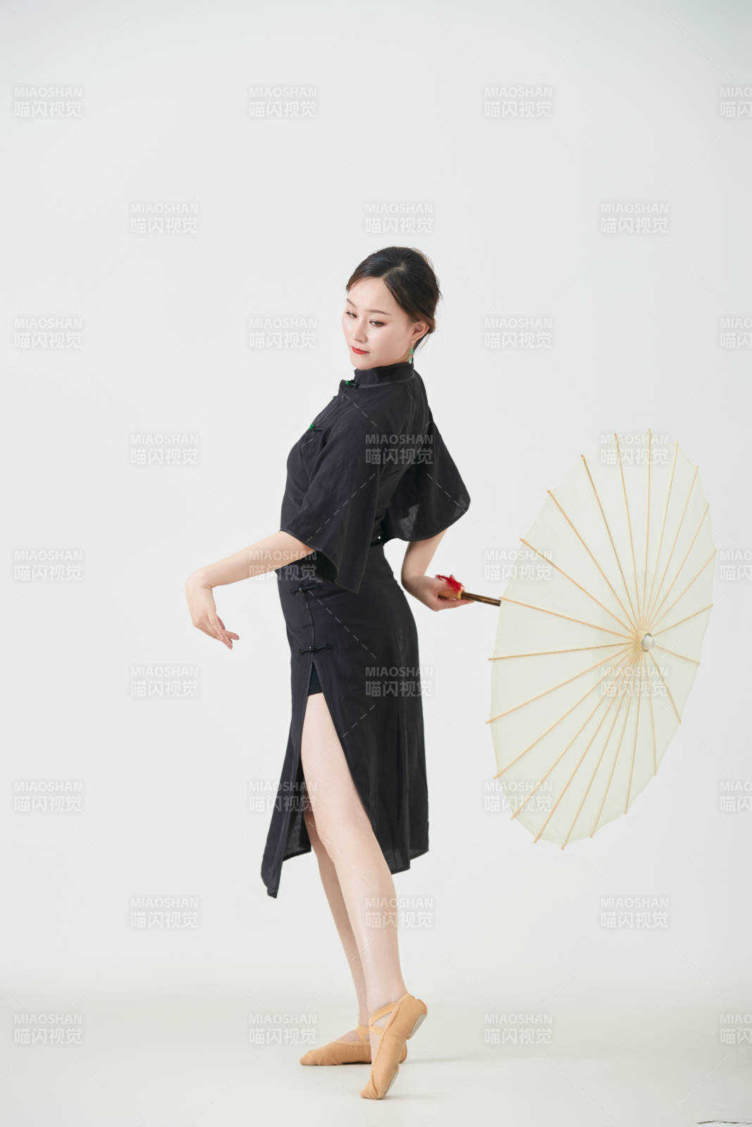 穿中式旗袍手拿油纸伞翩翩舞蹈的亚洲少女舞者图片