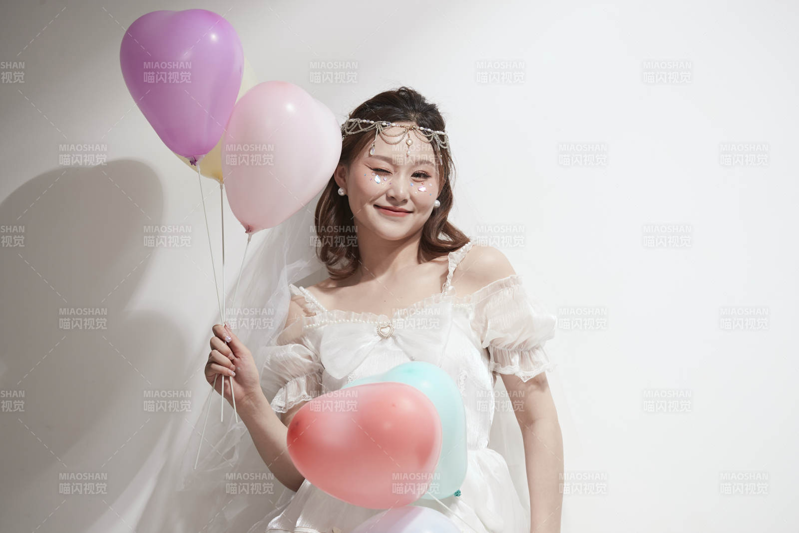 穿着公主裙手拿气球庆祝生日的亚洲女性