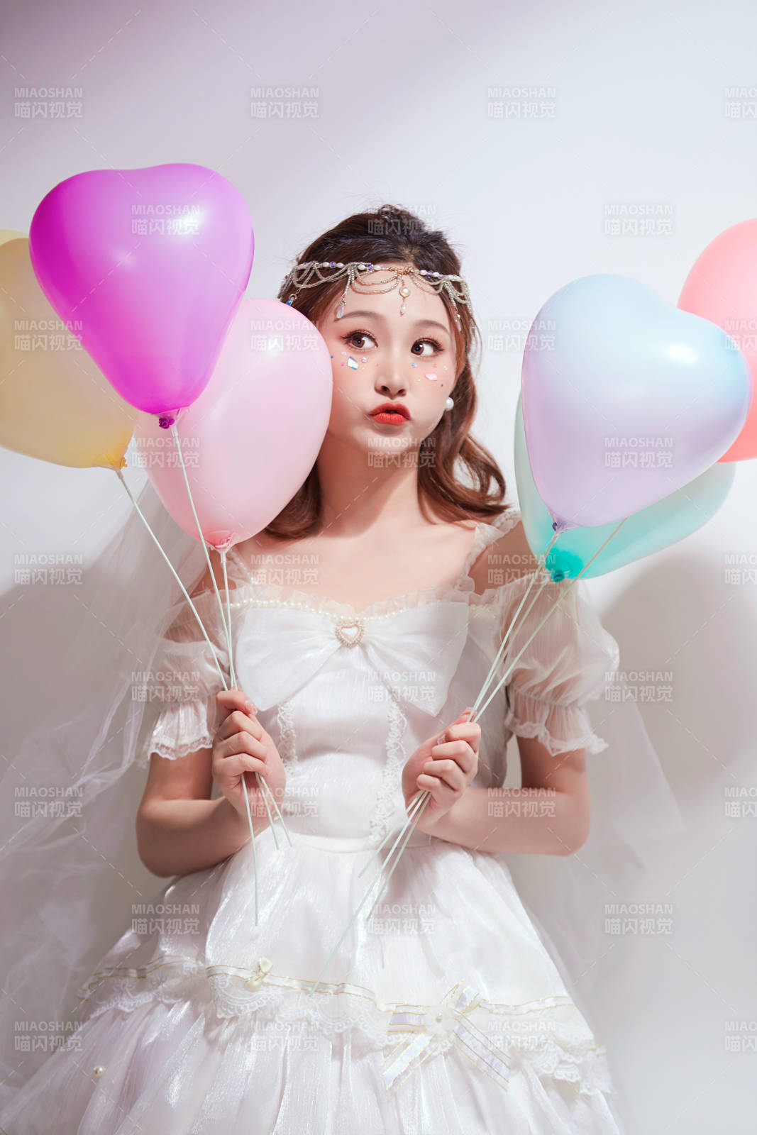 穿著公主裙手拿氣球慶祝生日的亞洲女性