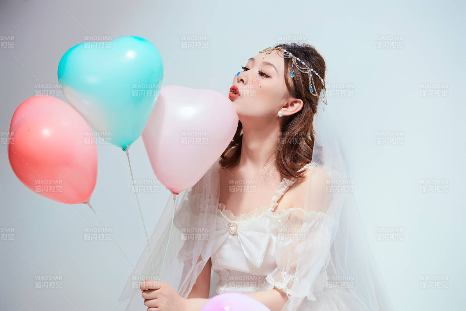 穿著公主裙手拿氣球慶祝生日的亞洲女性