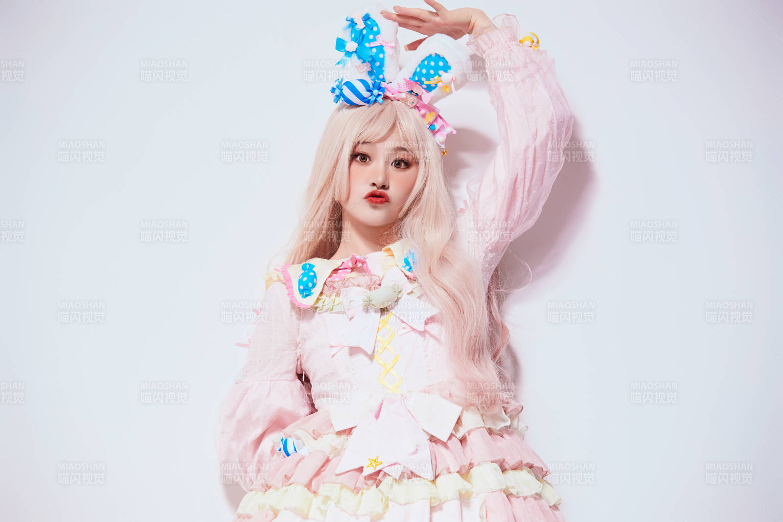 穿著糖果洛麗塔服裝慶祝生日的亞洲少女