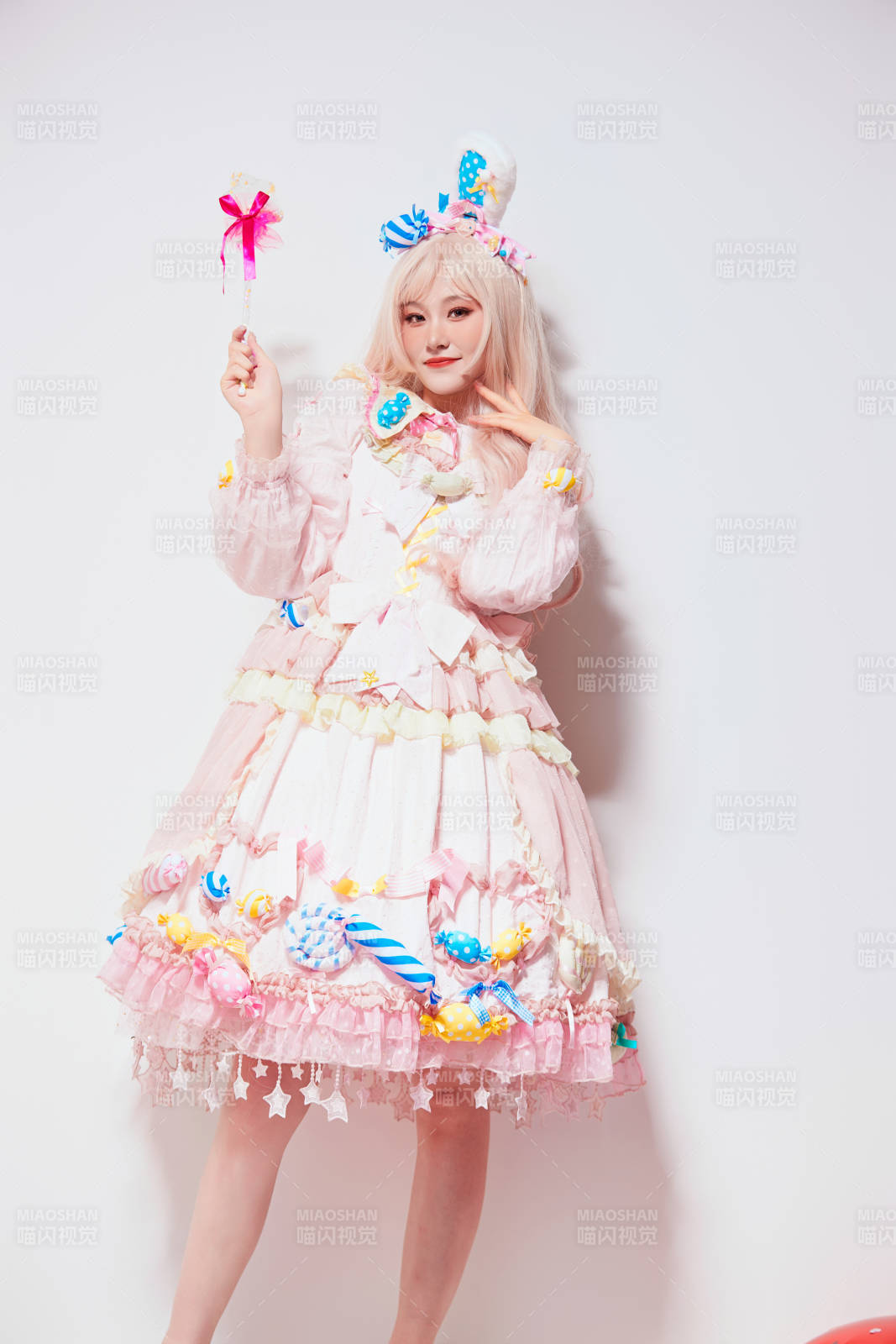 穿着糖果洛丽塔服装庆祝生日的亚洲少女