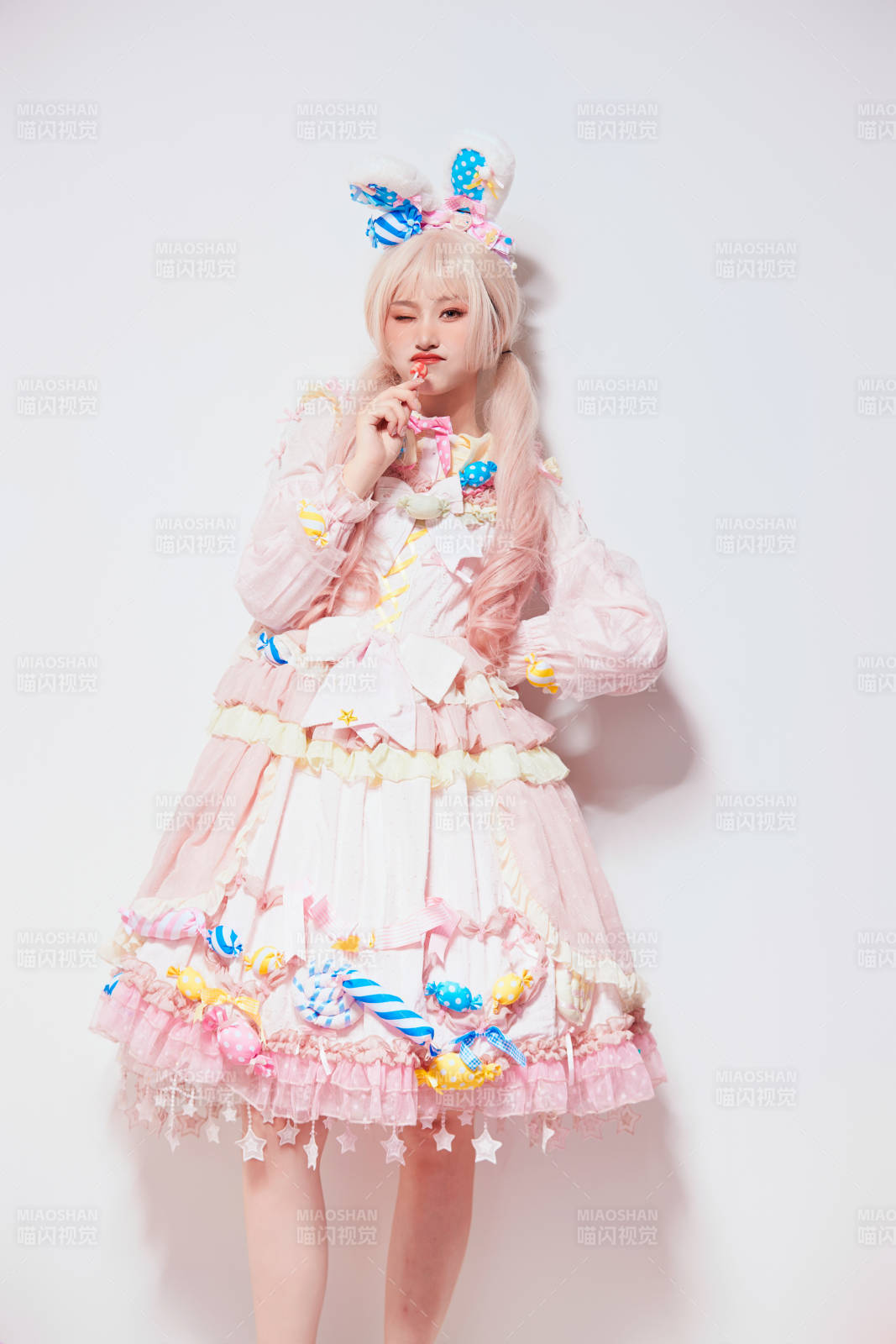 穿著糖果洛麗塔服裝慶祝生日的亞洲少女