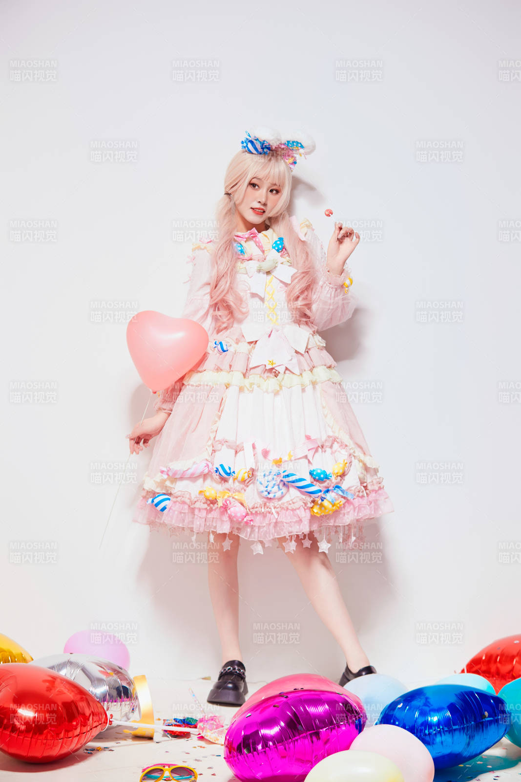 穿着糖果洛丽塔服装庆祝生日的亚洲少女