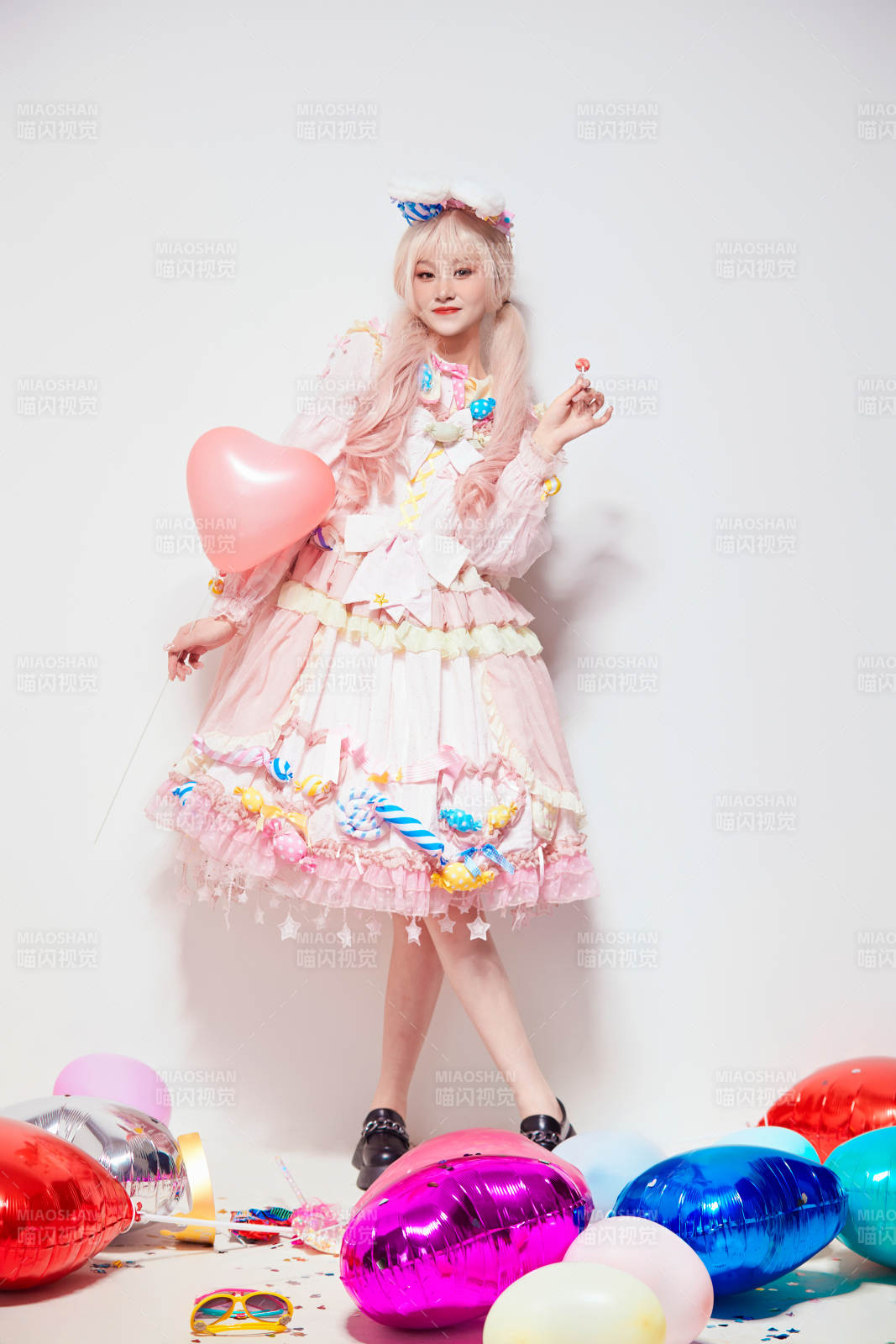 穿著糖果洛麗塔服裝慶祝生日的亞洲少女