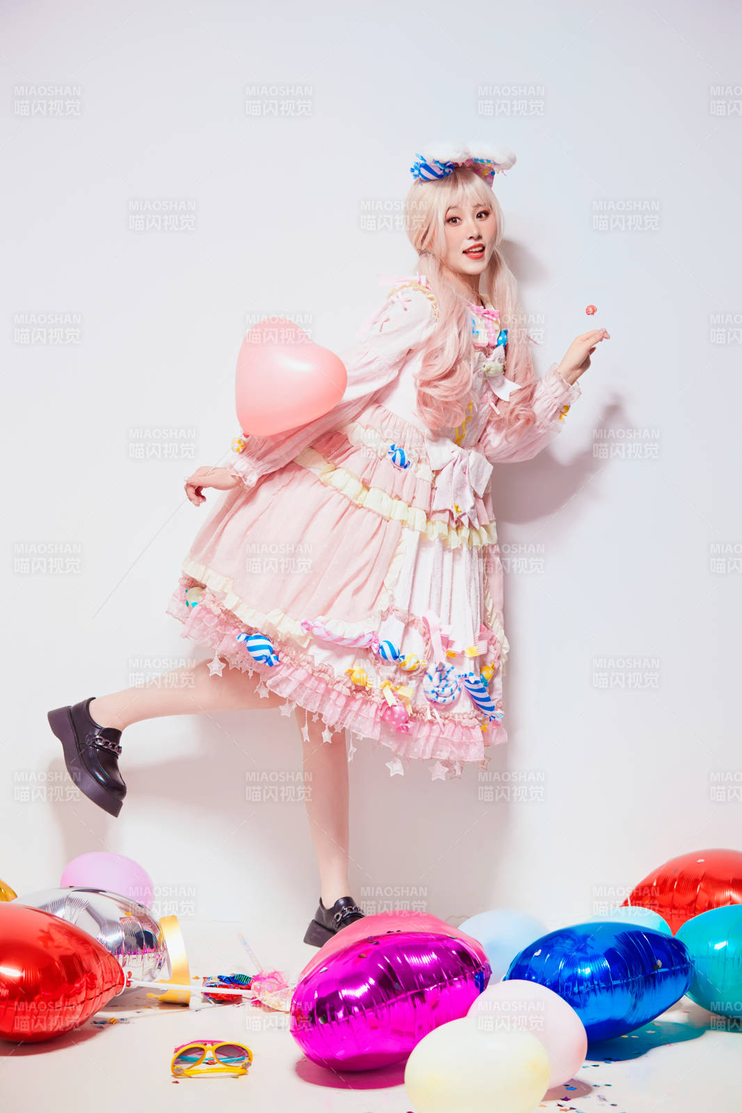 穿著糖果洛麗塔服裝慶祝生日的亞洲少女