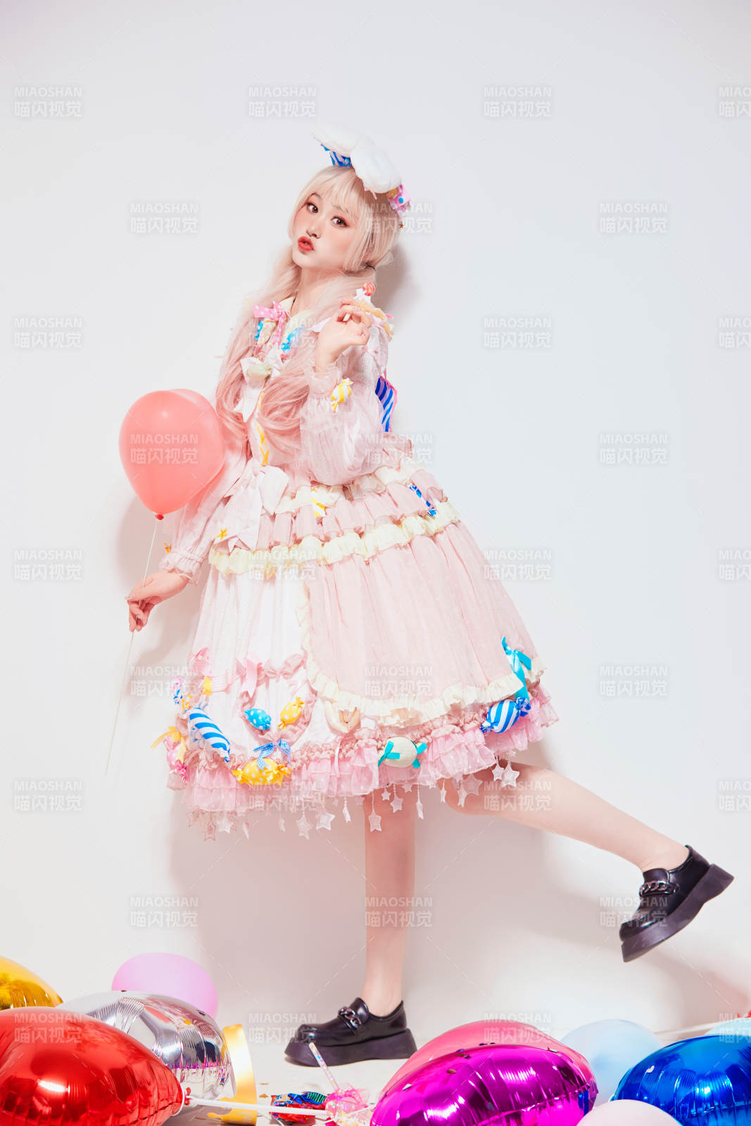 穿著糖果洛麗塔服裝慶祝生日的亞洲少女