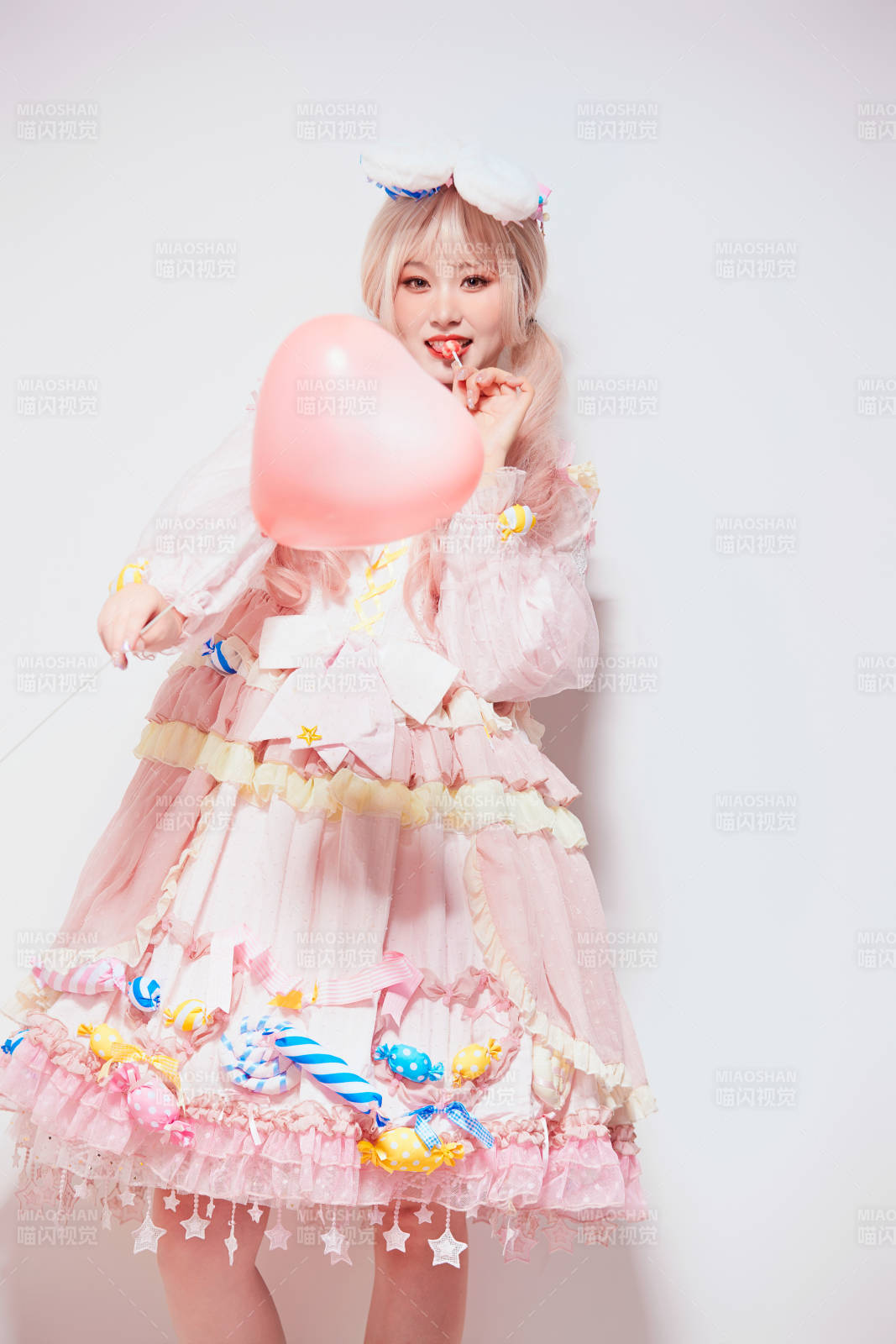 穿著糖果洛麗塔服裝慶祝生日的亞洲少女