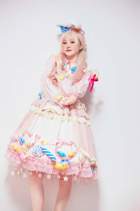 穿着糖果洛丽塔服装庆祝生日的亚洲少女