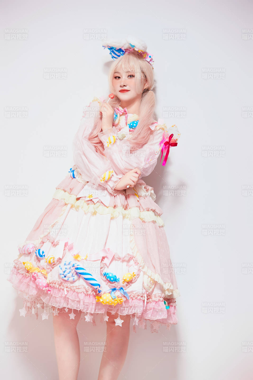 穿着糖果洛丽塔服装庆祝生日的亚洲少女