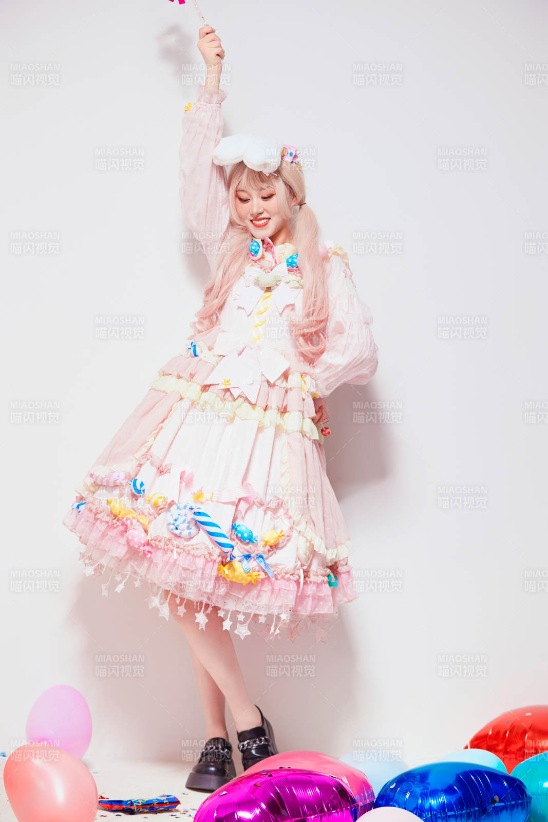 穿着糖果洛丽塔服装庆祝生日的亚洲少女