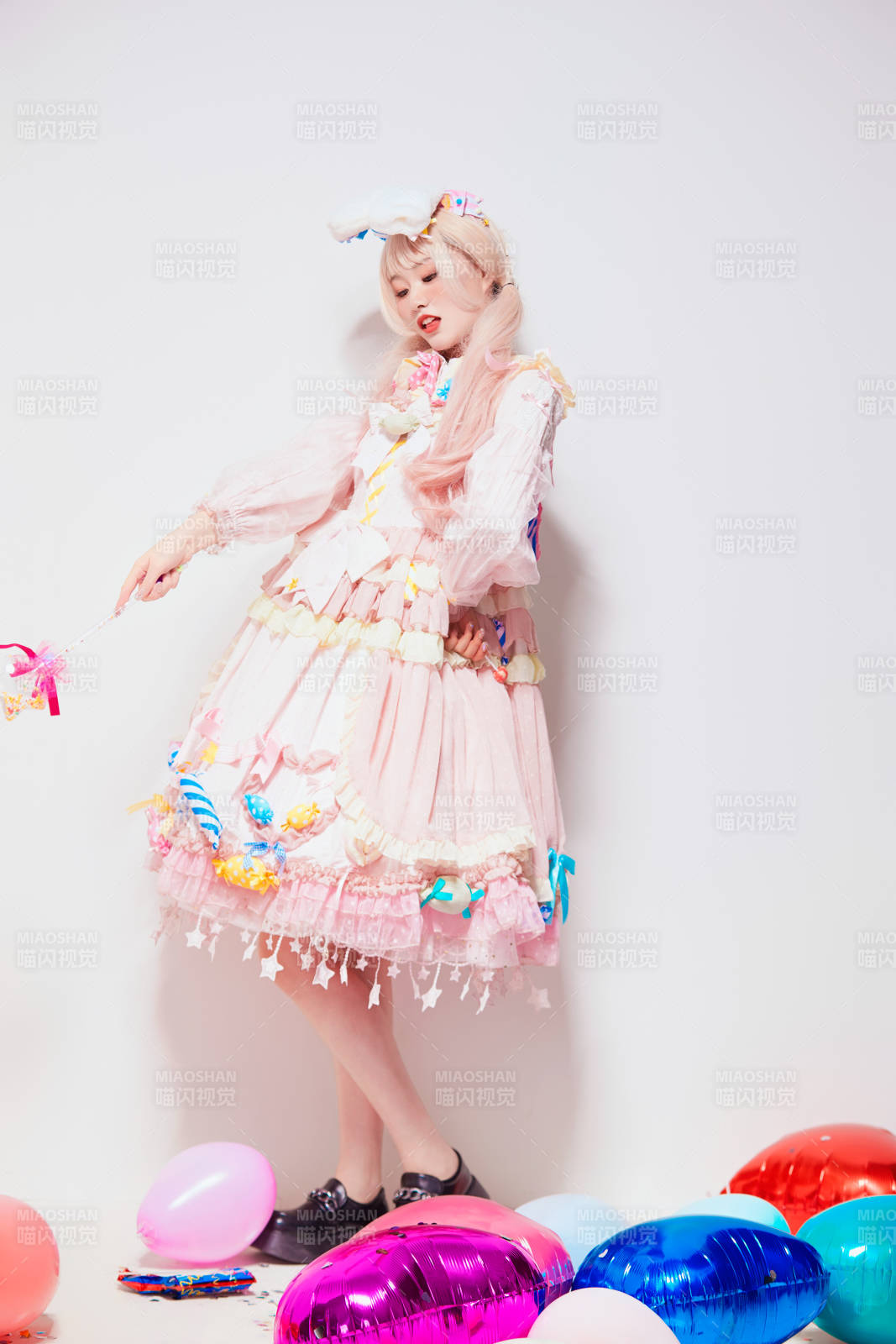 穿著糖果洛麗塔服裝慶祝生日的亞洲少女