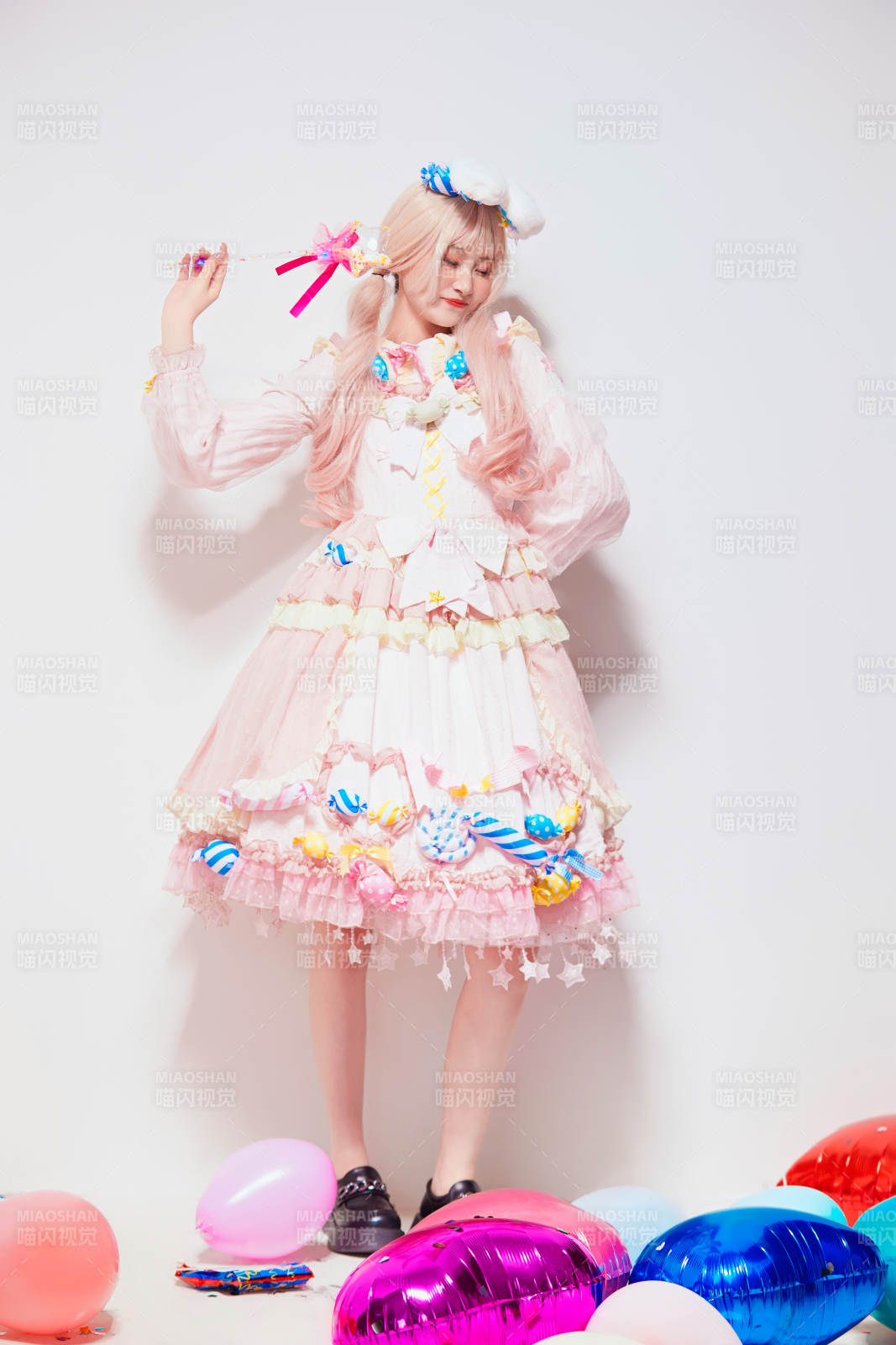 穿著糖果洛麗塔服裝慶祝生日的亞洲少女