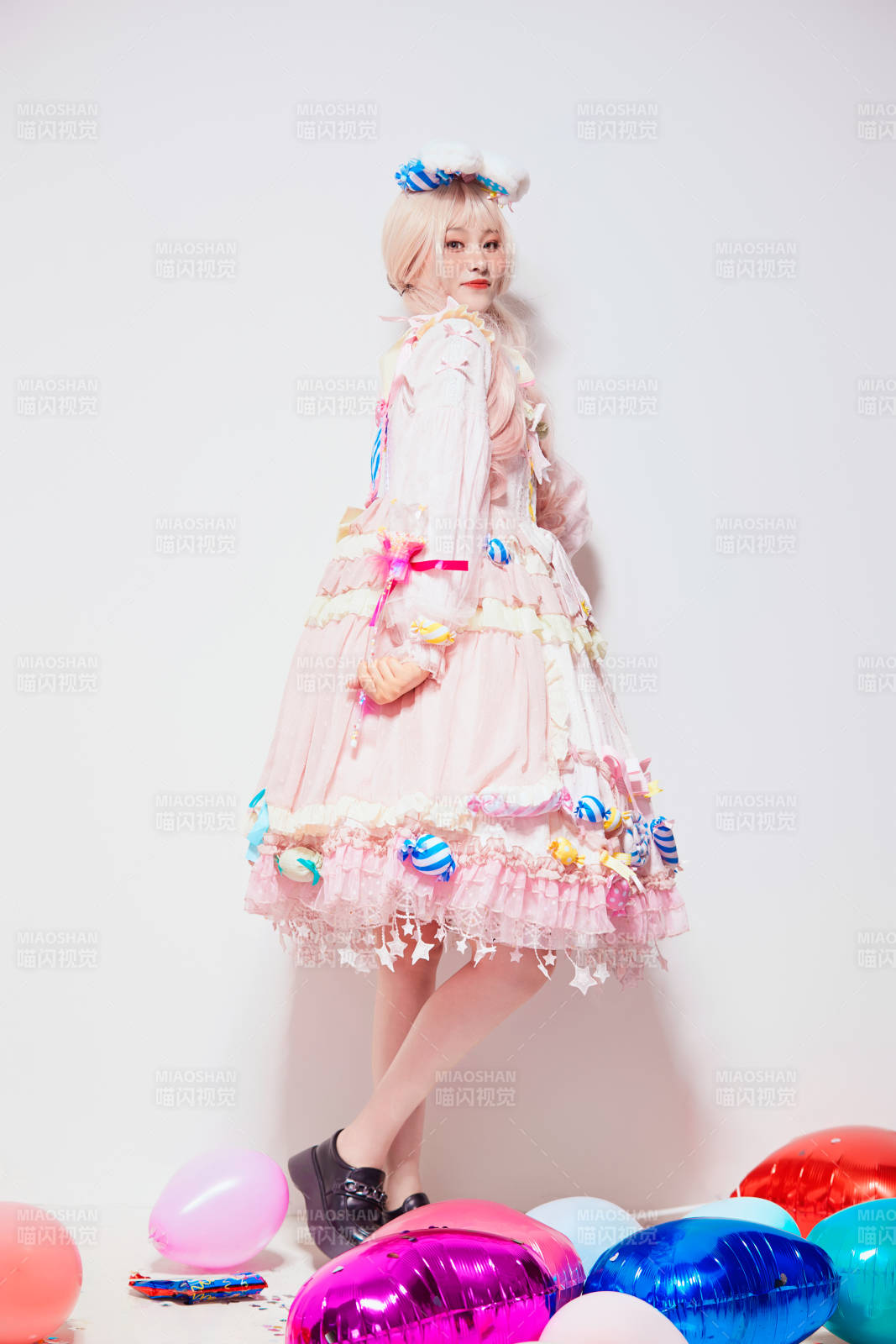 穿著糖果洛麗塔服裝慶祝生日的亞洲少女