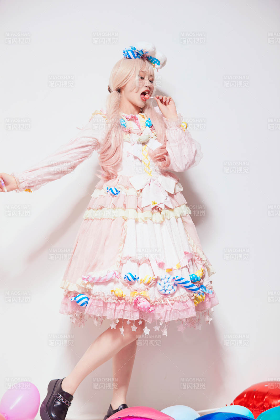 穿著糖果洛麗塔服裝慶祝生日的亞洲少女