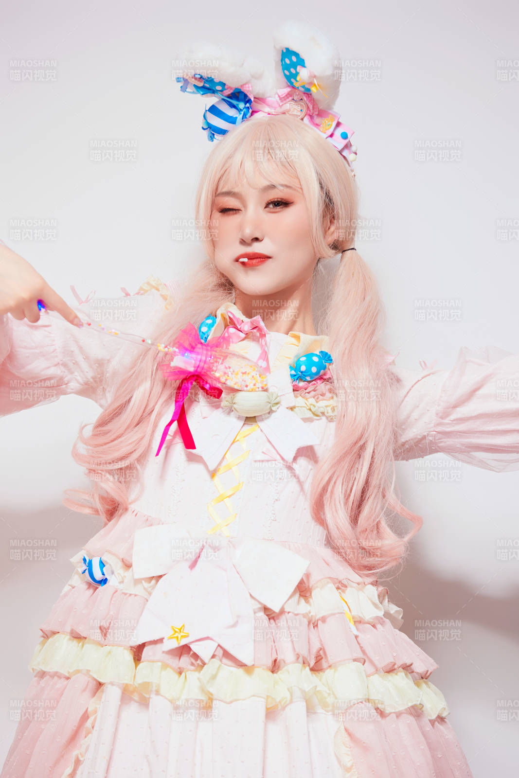 穿著糖果洛麗塔服裝慶祝生日的亞洲少女