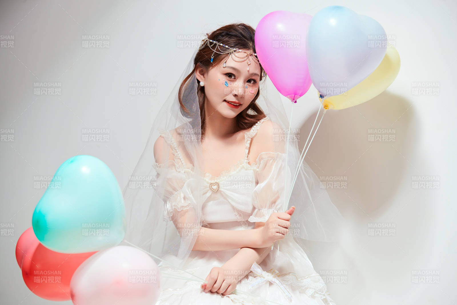 穿著公主裙手拿氣球慶祝生日的亞洲女性