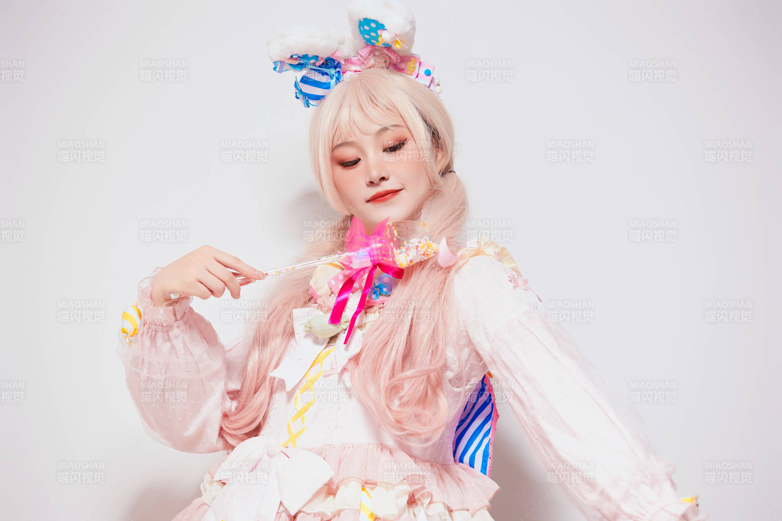 穿著糖果洛麗塔服裝慶祝生日的亞洲少女