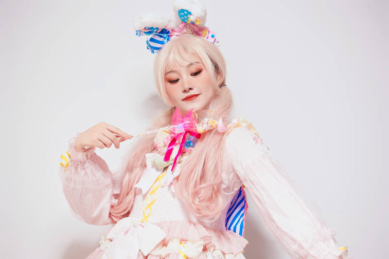 穿著糖果洛麗塔服裝慶祝生日的亞洲少女