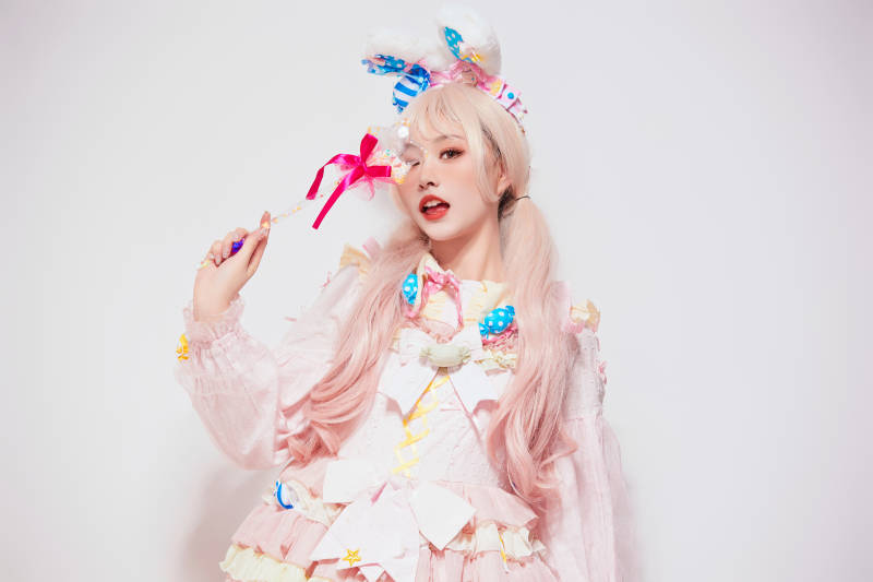 穿着糖果洛丽塔服装庆祝生日的亚洲少女