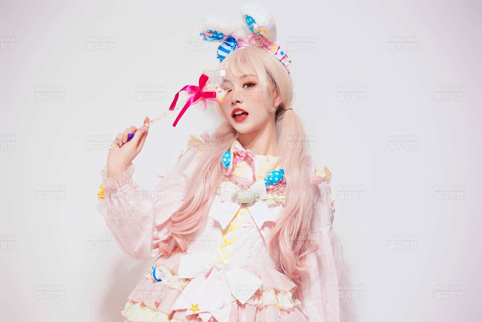 穿着糖果洛丽塔服装庆祝生日的亚洲少女