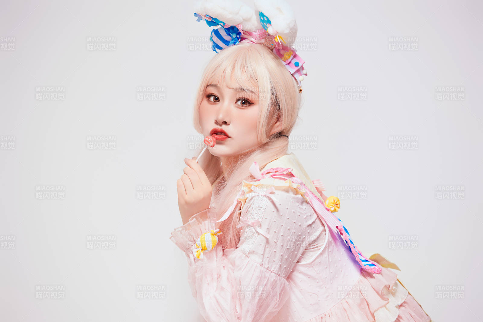 穿著糖果洛麗塔服裝慶祝生日的亞洲少女