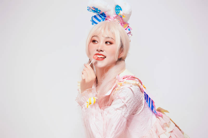 穿着糖果洛丽塔服装庆祝生日的亚洲少女