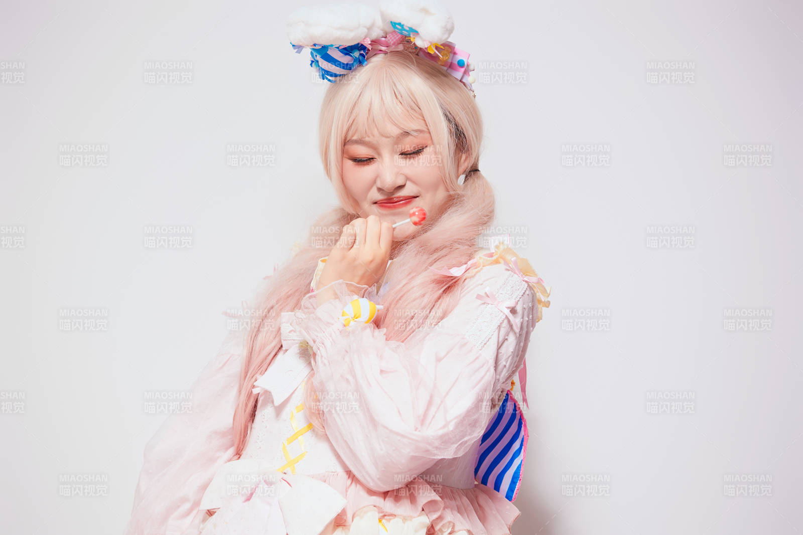 穿著糖果洛麗塔服裝慶祝生日的亞洲少女