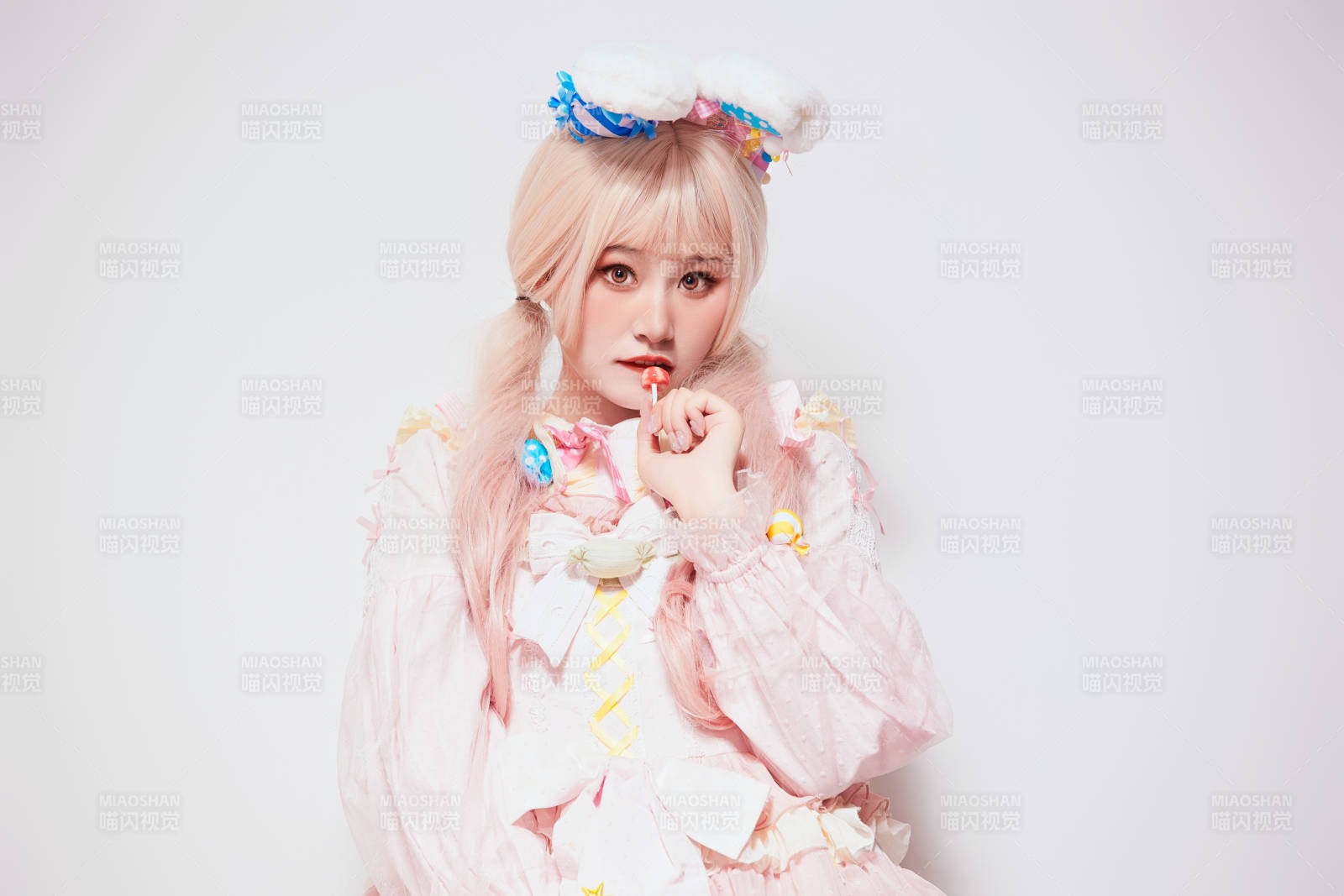 穿著糖果洛麗塔服裝慶祝生日的亞洲少女