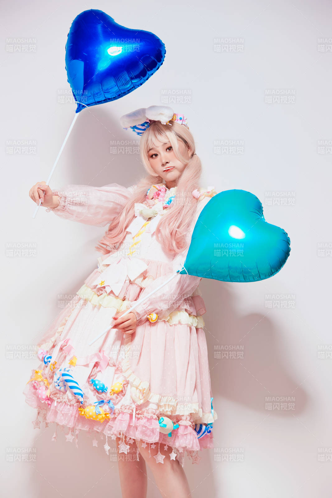 穿著糖果洛麗塔服裝慶祝生日的亞洲少女