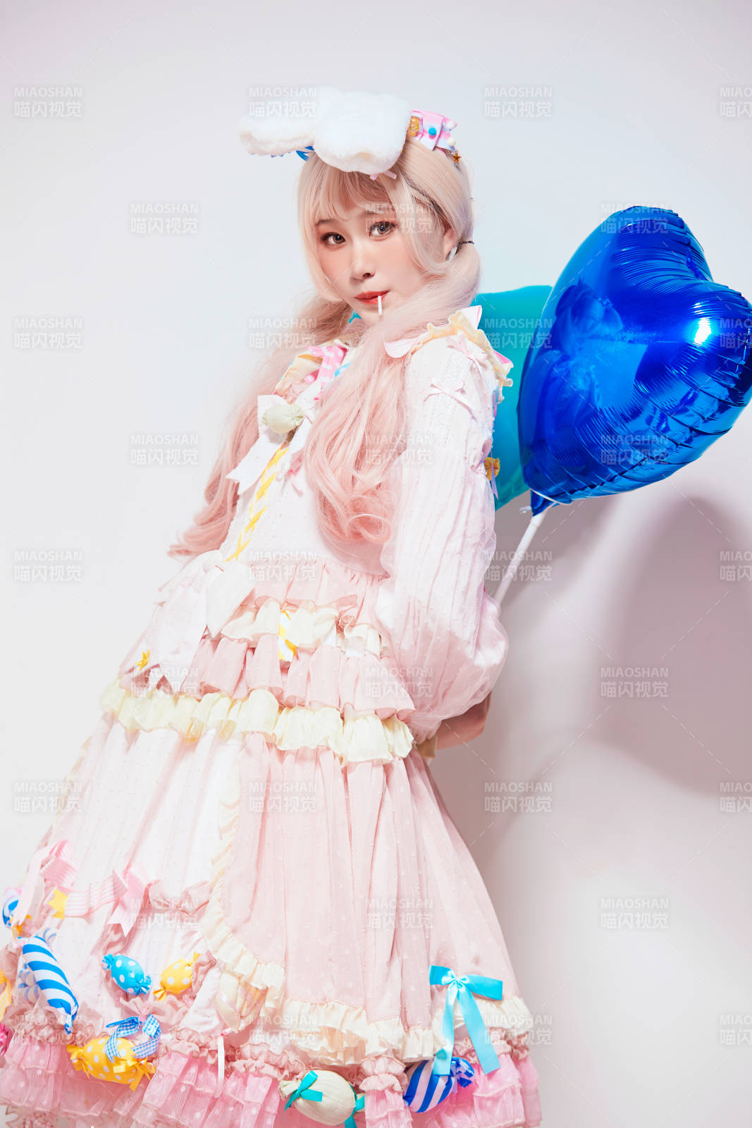 穿著糖果洛麗塔服裝慶祝生日的亞洲少女