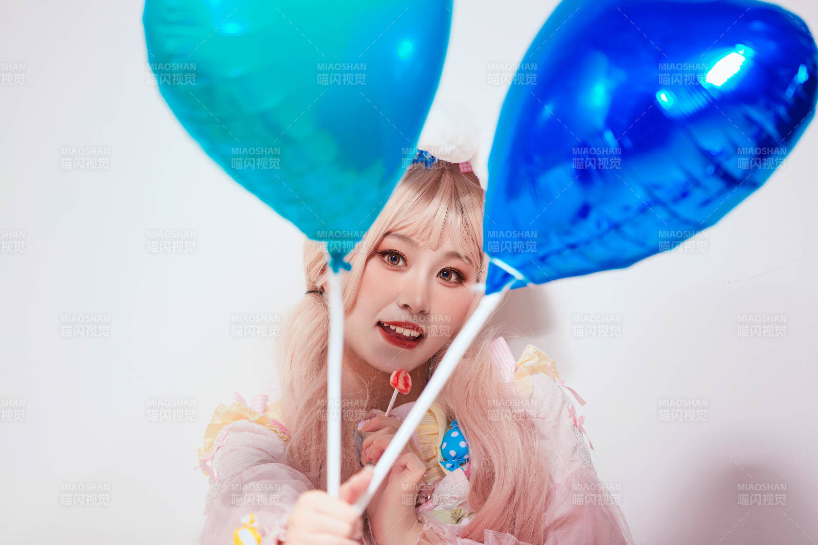 穿著糖果洛麗塔服裝慶祝生日的亞洲少女