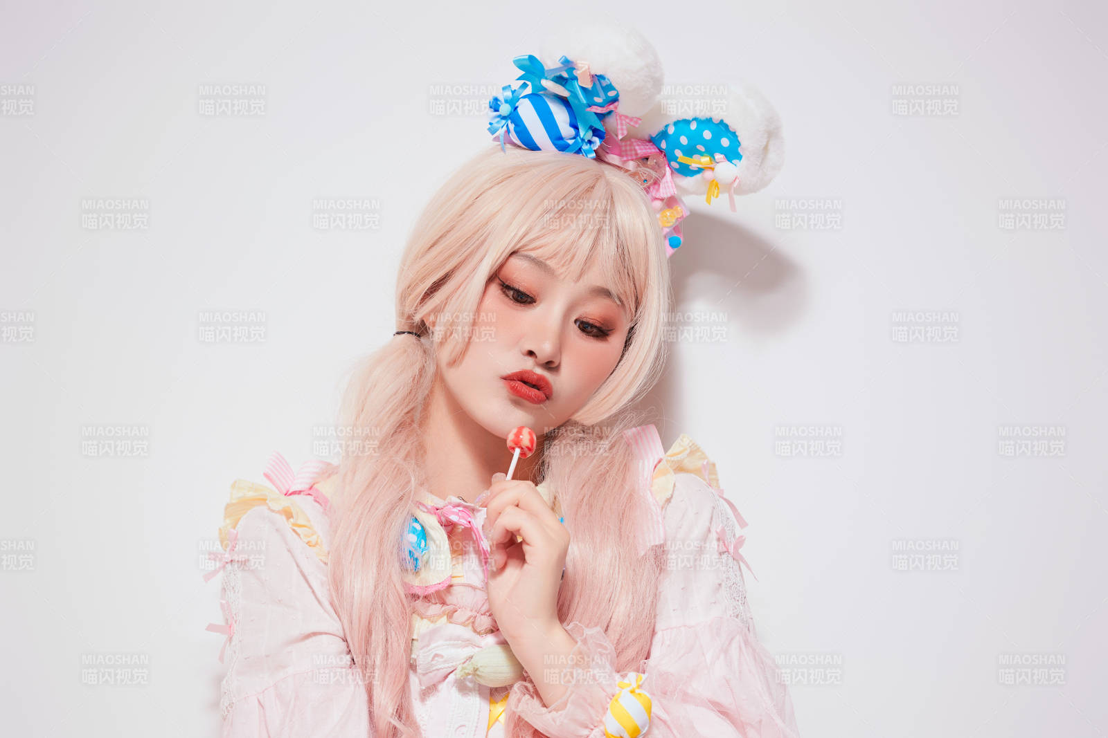 穿著糖果洛麗塔服裝慶祝生日的亞洲少女