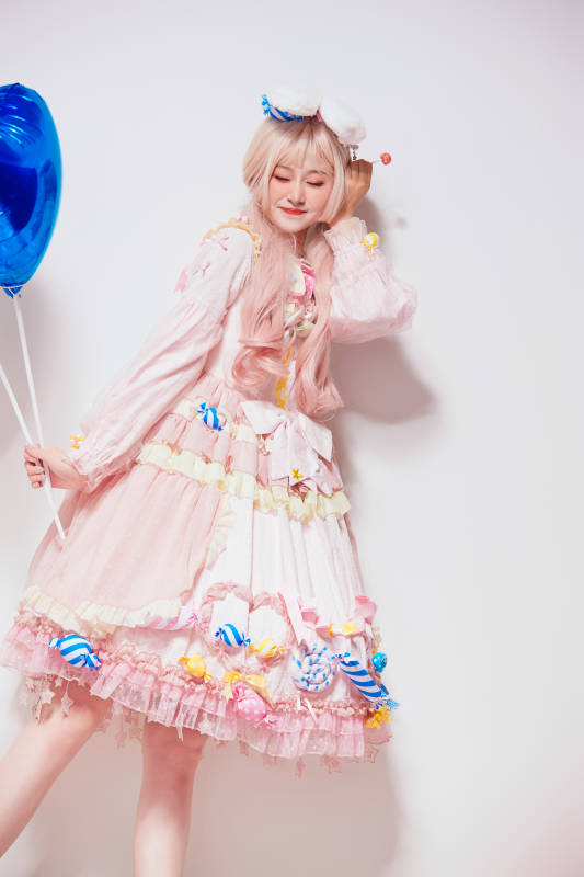 穿着糖果洛丽塔服装庆祝生日的亚洲少女