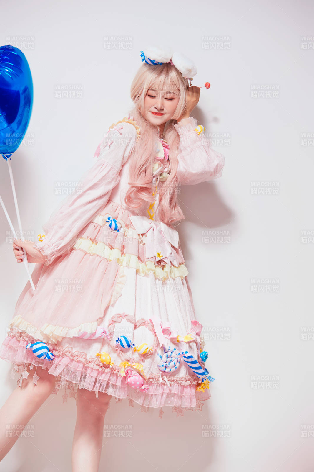 穿著糖果洛麗塔服裝慶祝生日的亞洲少女