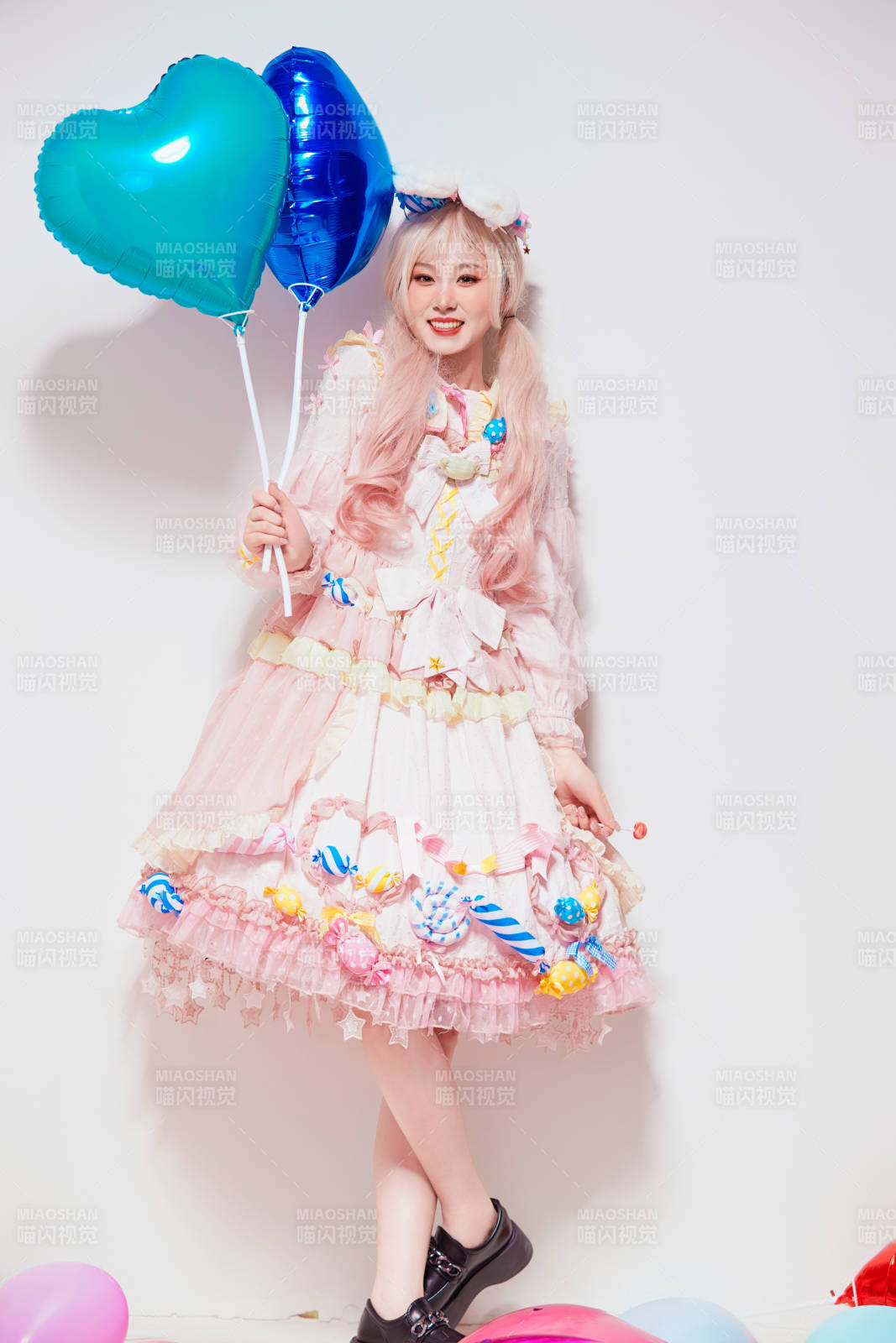 穿著糖果洛麗塔服裝慶祝生日的亞洲少女