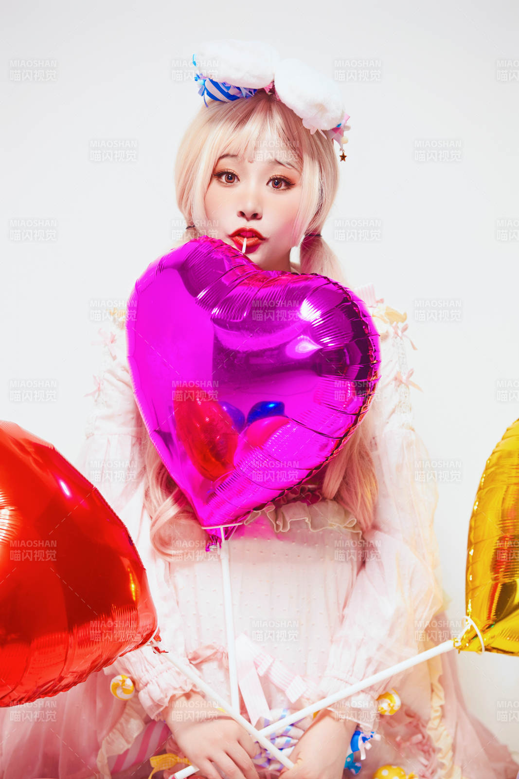 穿著糖果洛麗塔服裝慶祝生日的亞洲少女