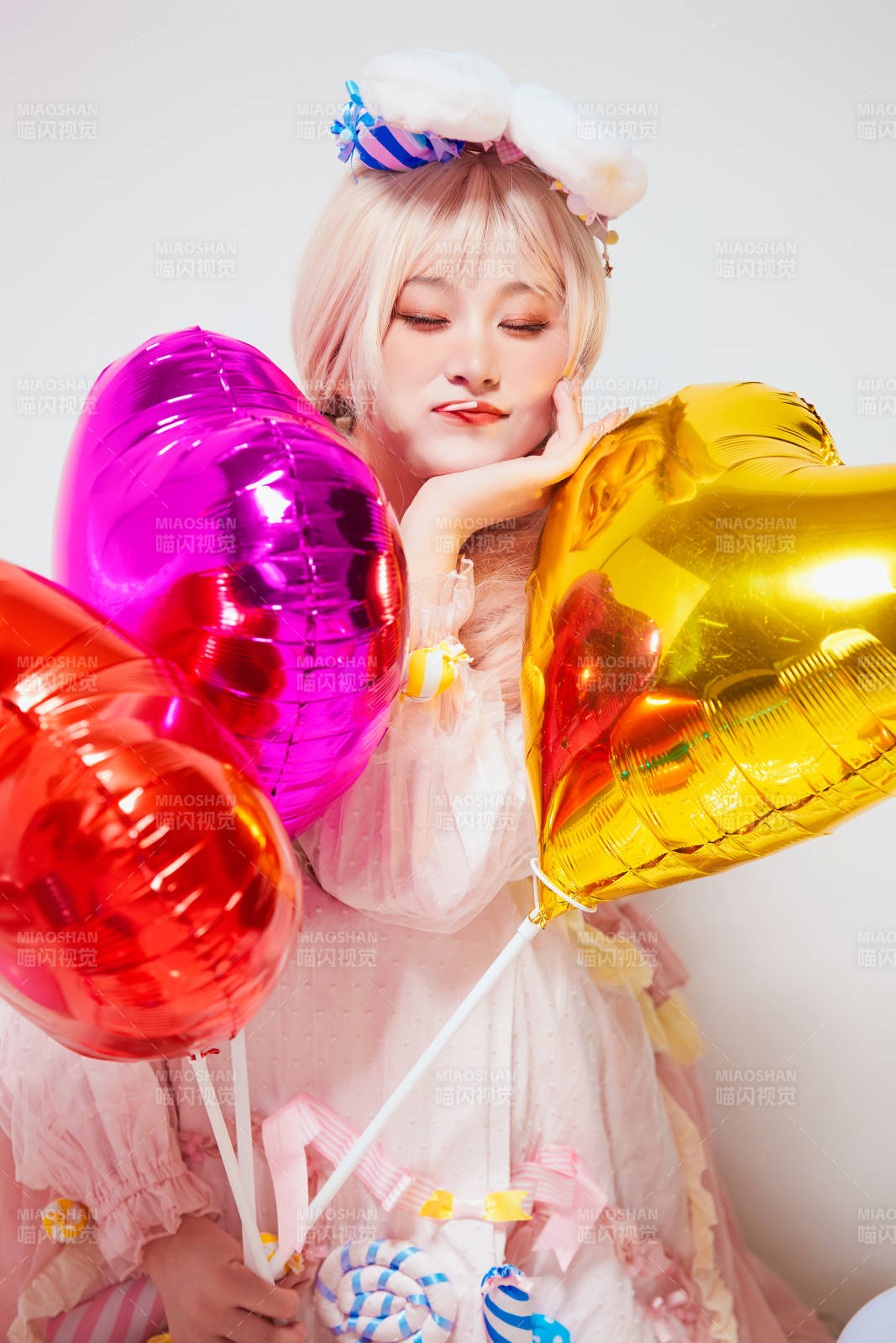 穿著糖果洛麗塔服裝慶祝生日的亞洲少女