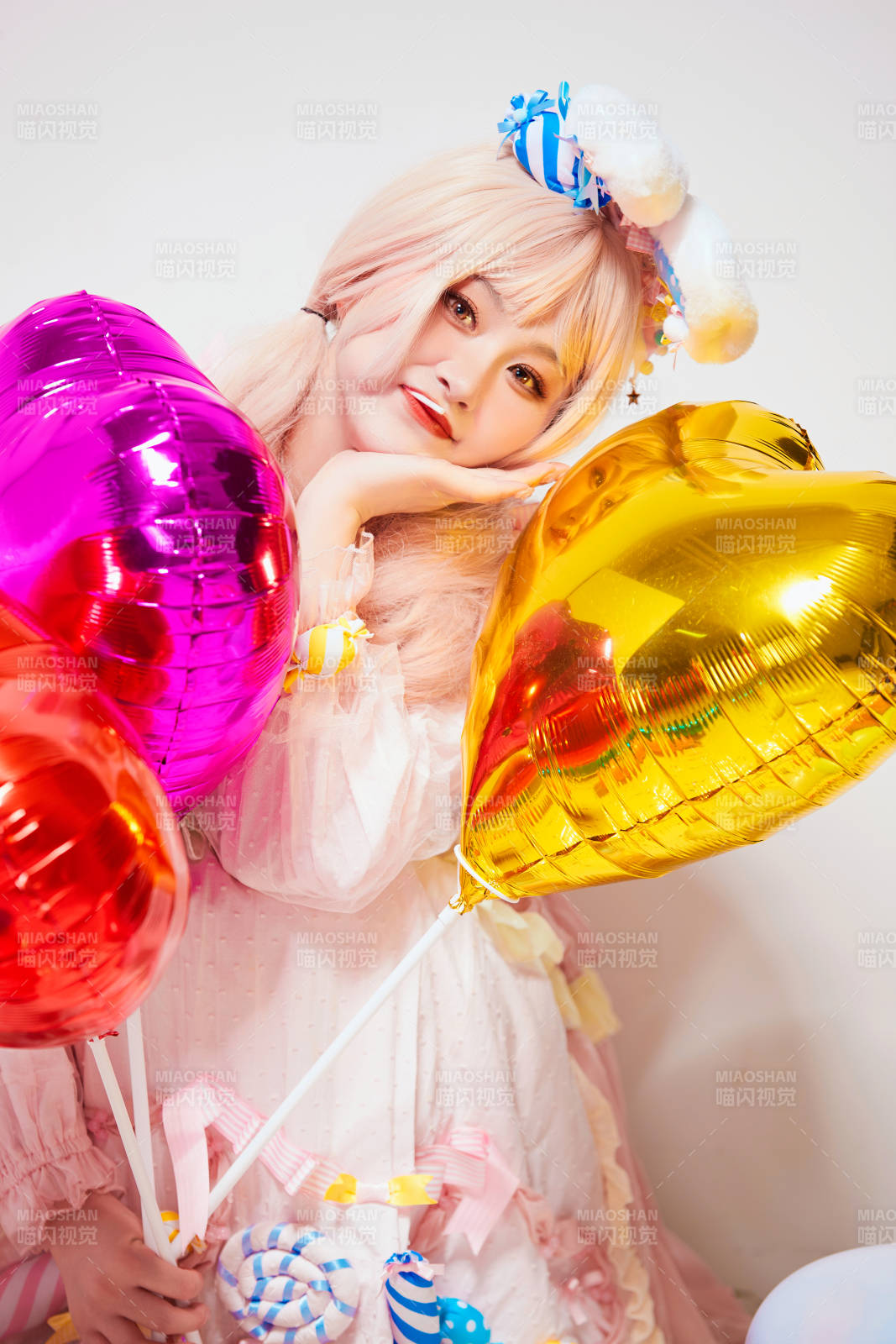穿著糖果洛麗塔服裝慶祝生日的亞洲少女