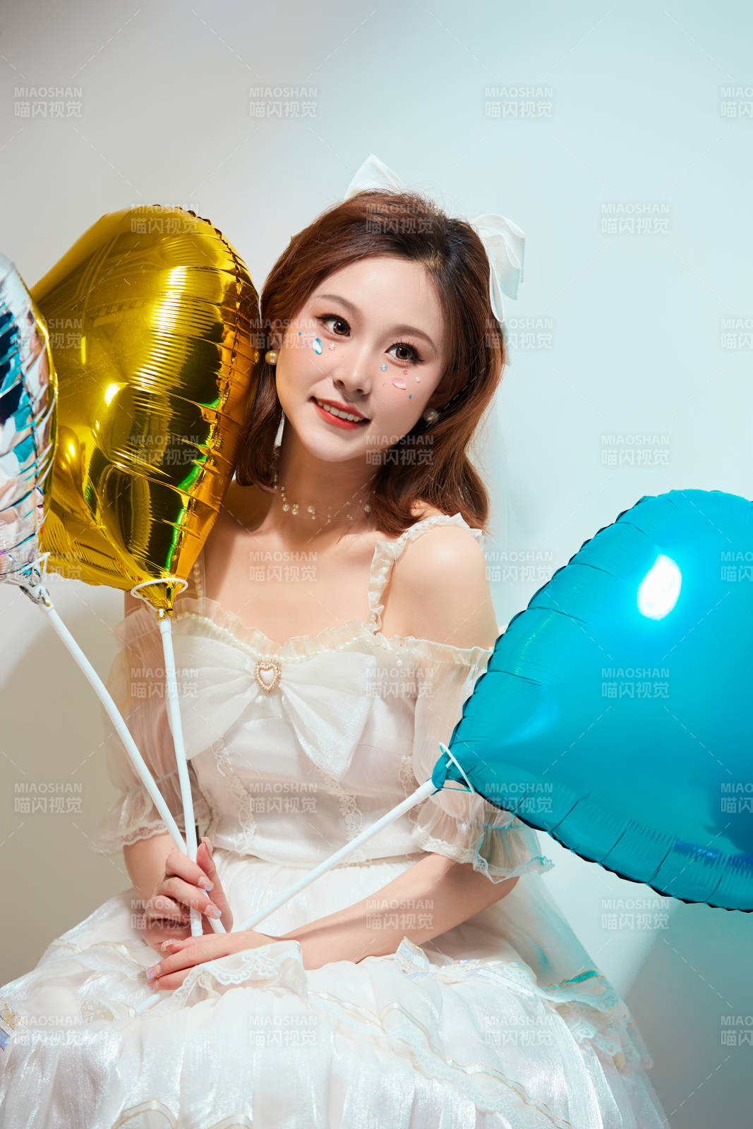 穿著公主裙手拿氣球慶祝生日的亞洲女性