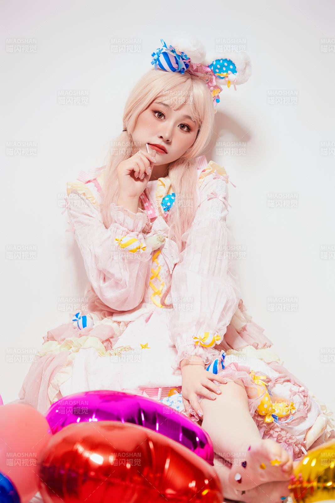 穿著糖果洛麗塔服裝慶祝生日的亞洲少女