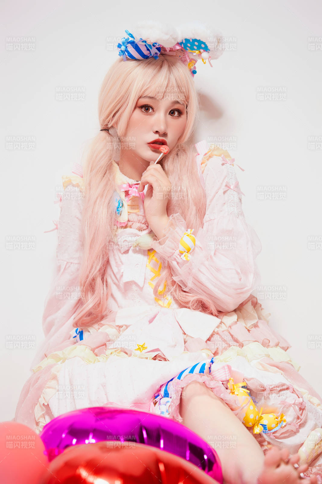 穿著糖果洛麗塔服裝慶祝生日的亞洲少女