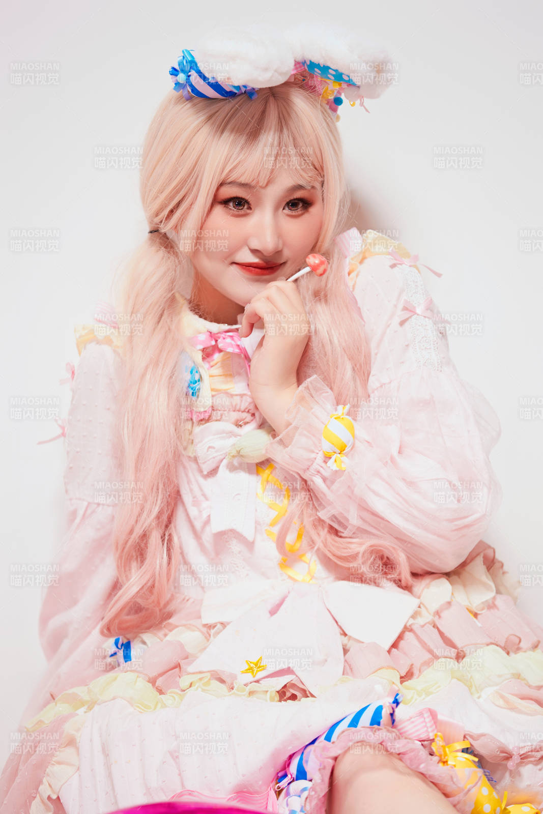 穿著糖果洛麗塔服裝慶祝生日的亞洲少女