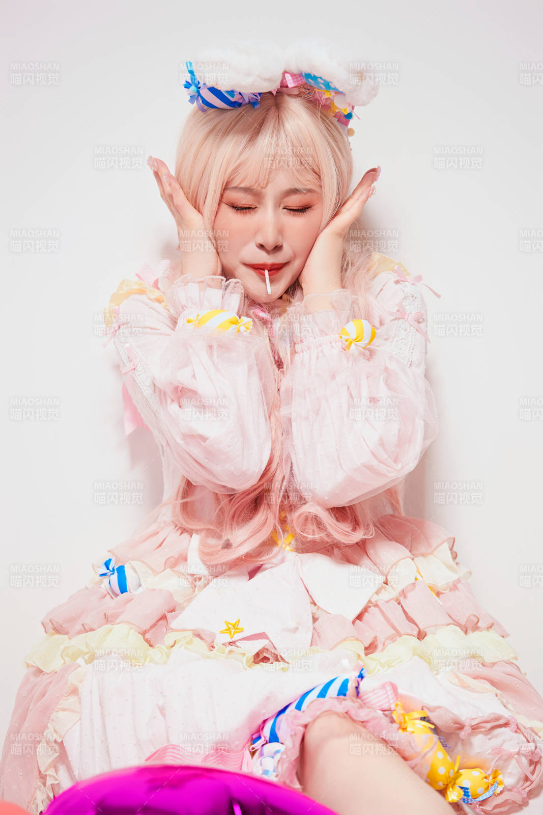 穿著糖果洛麗塔服裝慶祝生日的亞洲少女