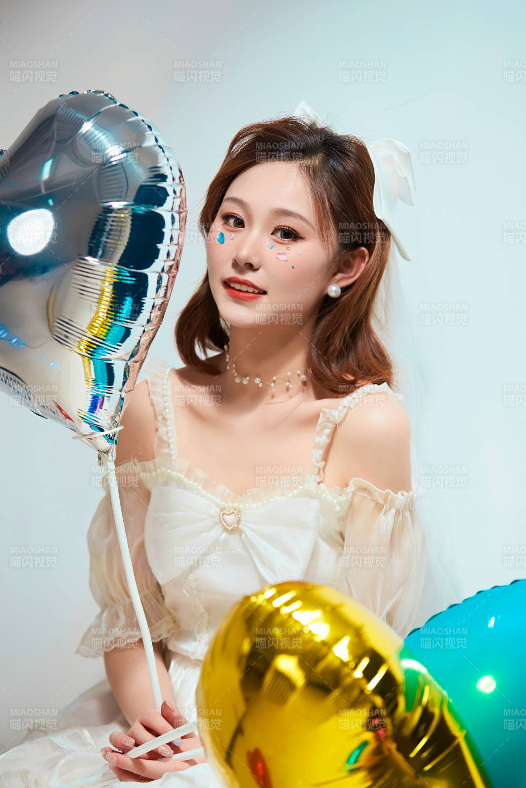 穿著公主裙手拿氣球慶祝生日的亞洲女性