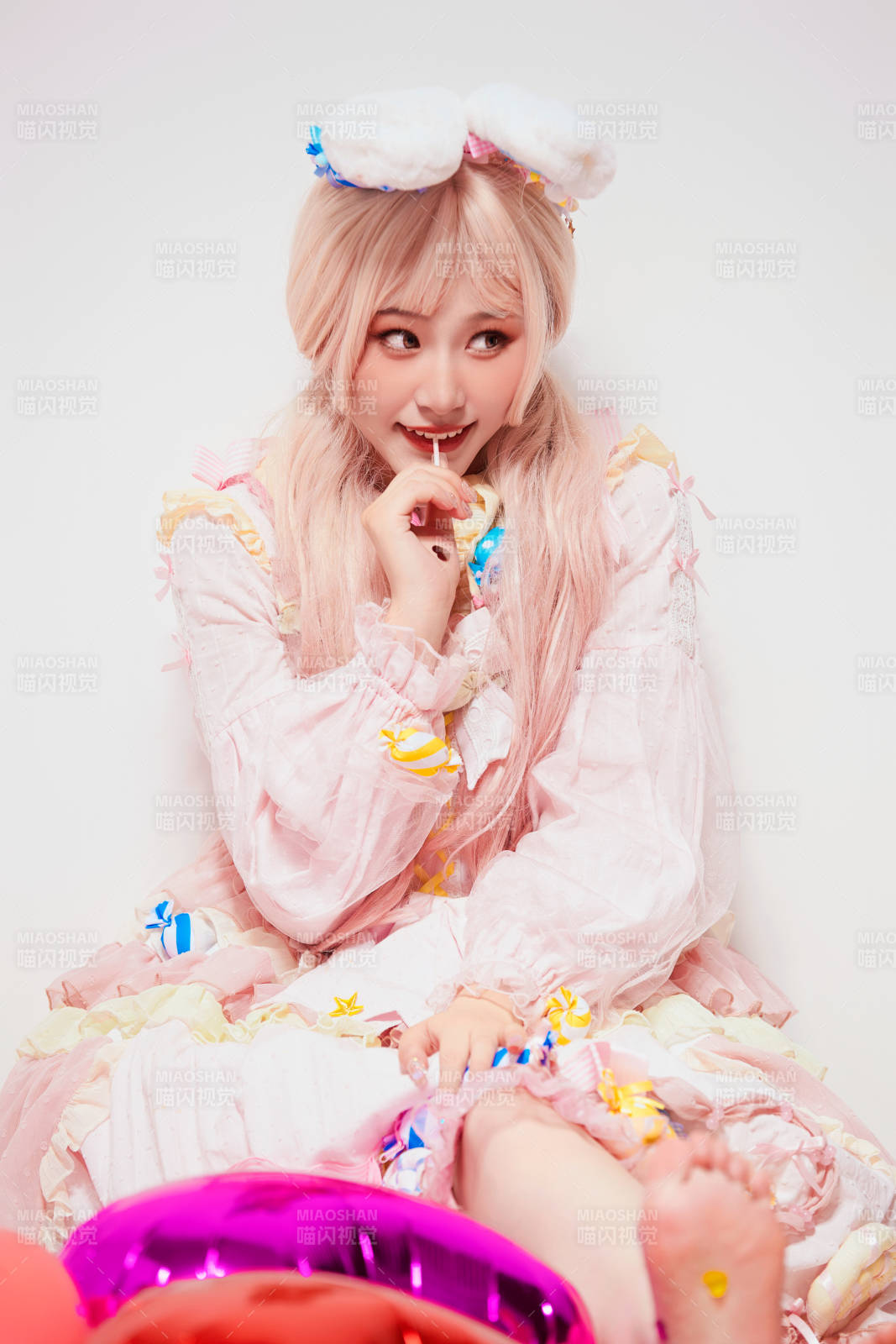 穿著糖果洛麗塔服裝慶祝生日的亞洲少女