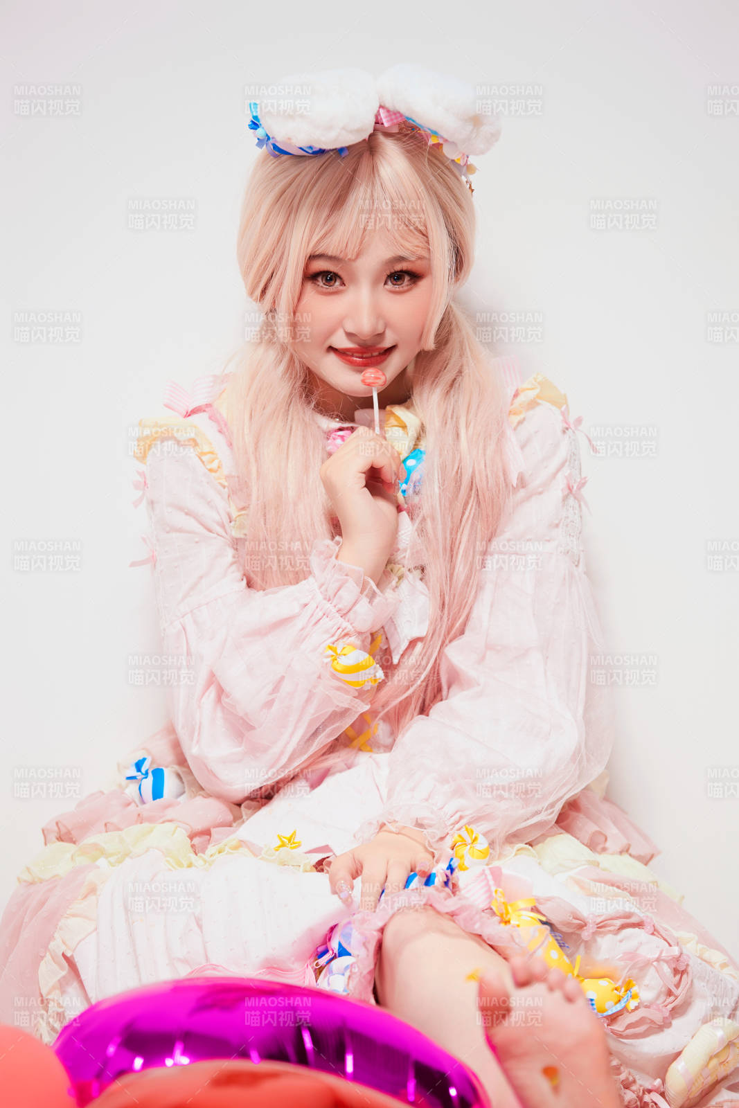 穿著糖果洛麗塔服裝慶祝生日的亞洲少女